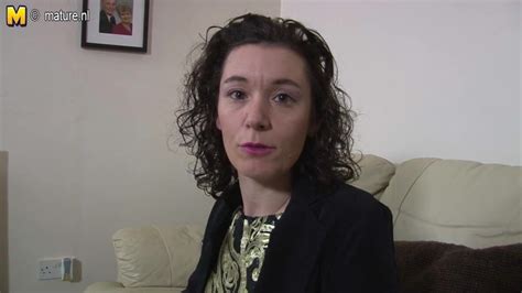 Madre Britannica Con Dildo Sul Divano Xhamster