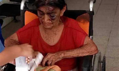 Video Abuelita es golpeada por su esposo se le pasó de sal el arroz