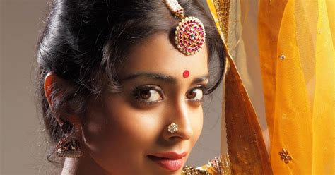 Way Actress In Shriya In Sexy Saree Hot Looks Photo Gallery