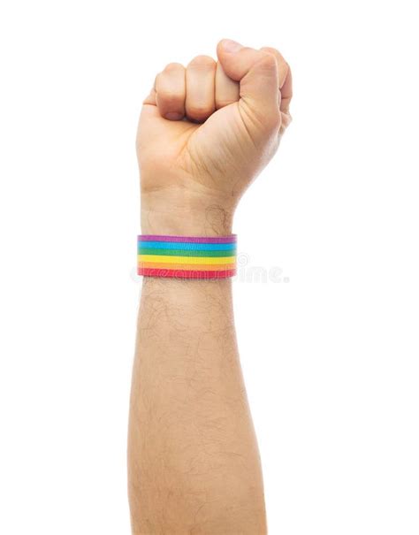 Mano Con Las Banderas Y Pulsera Del Arco Iris Del Orgullo Gay Imagen De Archivo Imagen De