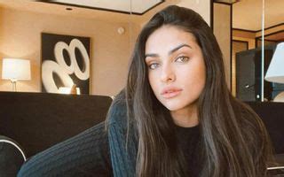 Renata Notni Muestra Su Figura En Bikini Nadando En Cenote Fama