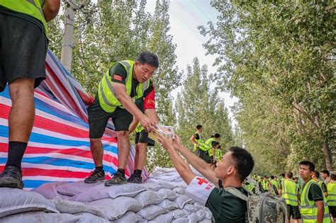 抗洪抢险一线速递：武警官兵连续奋战 全力以赴抗击洪水武警官兵新浪军事新浪网