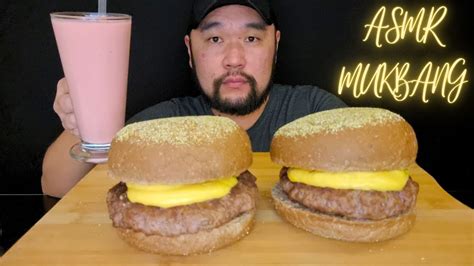 HAMBÚRGUER CASEIRO CHEDDAR NO PÃO AUSTRALIANO E MILKSHAKE ASMR