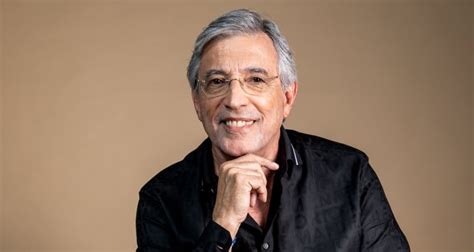 Ivan Lins exalta o momento de ser feliz em apresentação no Araújo Vianna