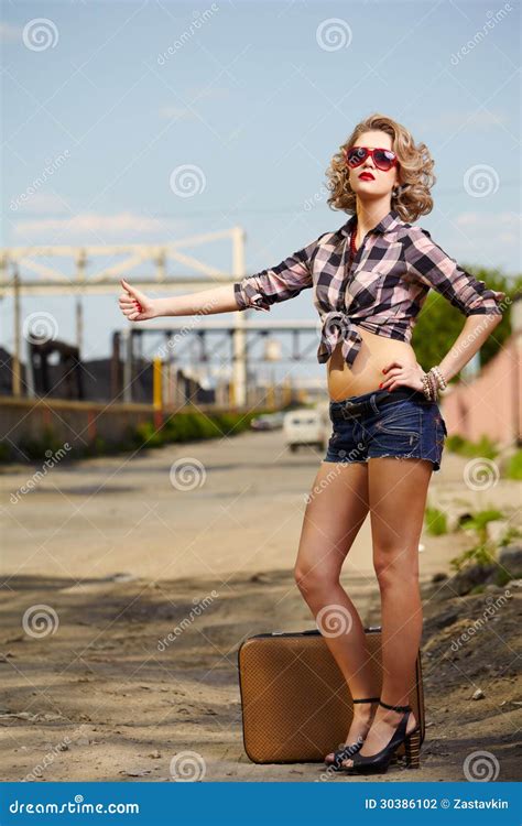 Auto Stoppeuse Blonde De Fille Photo Stock Image Du Sunglasses Lifestyle