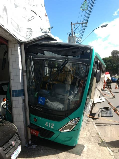 Motorista De ônibus Passa Mal E Bate Veículo Em Juiz De Fora Oito