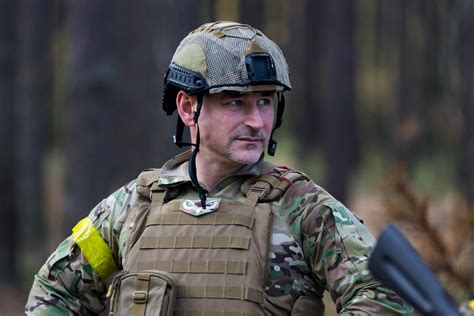 Командувач підготовкою Сухопутних військ ЗСУ генерал Ніколюк йде з ...