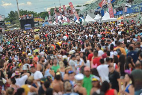 Carnaval não é feriado e faltar ao trabalho pode gerar demissão