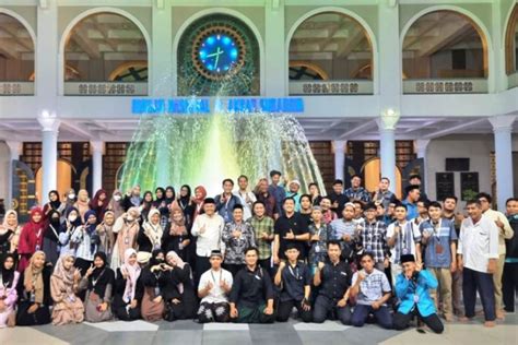 Masjid Al Akbar Surabaya Gagas Majelis Subuh Genzi Antara News Jawa