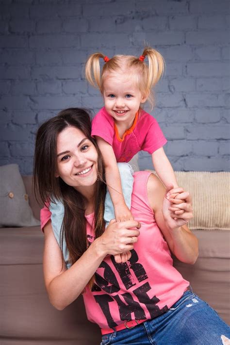 Een Jonge Slanke Mooie Moeder Met Haar Blonde Dochter Op Haar Schoudersspel Geniet Van En Stelt