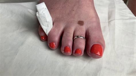 Mrs Mature Feet Pinta Sus Dedos De Los Pies De Color Rojo Brillante Para Ti XHamster