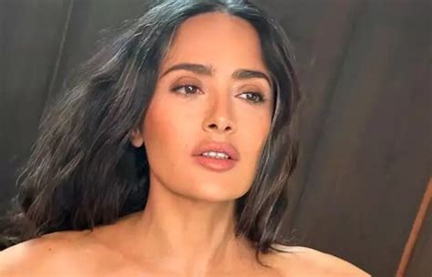 Salma Hayek presume su figura al aparecer en bikini para portada de revista así luce a sus