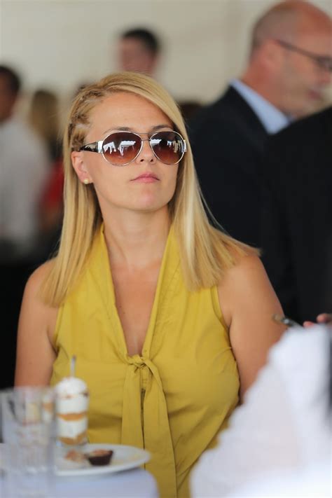 Image Libre Blonde Magnifique Femme D Affaires Charme Lunettes De Soleil Posant Assis