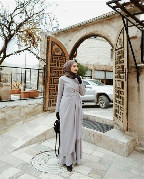 10 Outfit Hijab Dengan Tunik Dan Dress Ala Selebgram Helmi