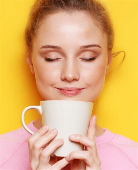 Jeune Femme Blonde Tenant Une Tasse Blanche Avec Du Thé Ou Du Café