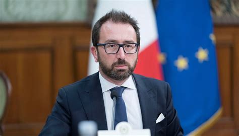 Bonafede sul governo e Conte: "Ribaltone? È pura fantascienza"