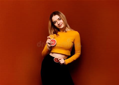 Mooie Jonge Blonde Vrouw Met Grote Borsten En Slim Lichaam Stock Afbeelding Image Of Gelukkig