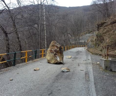 Frana Sulla Strada A San Giacomo Filippo Prima La Valtellina