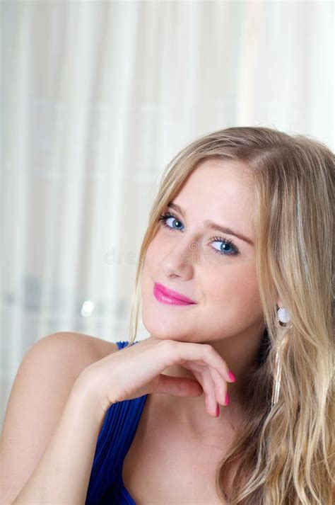 Belle Fille Blonde Avec Un Sourire Doux Photo Stock Image Du Cheveu Blonde 22406828