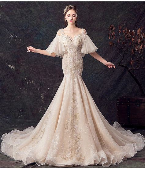 Mẫu váy cưới màu vàng siêu hot Tài Lộc Wedding