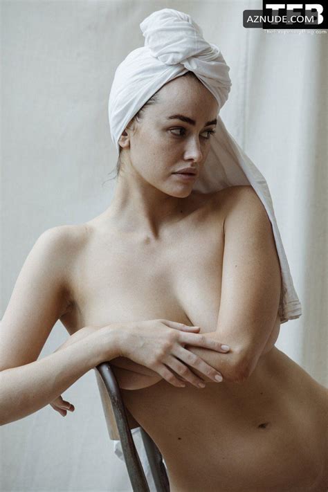 Sarah Stephens Sexy Poses Nude Showing Off Her Bare Tits In A Black And White Photoshoot AZNude