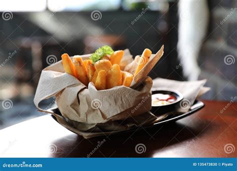 Batatas Fritas No Estilo Do Vintage Na Tabela De Madeira Foto De Stock