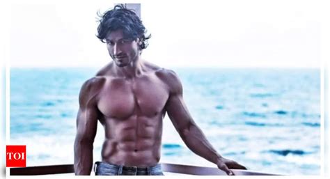 Vidyut Jammwal Opens Up About His Nude Photos Reveals He S Been Doing