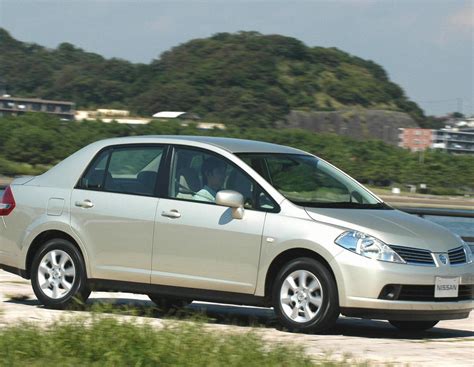 nissan tiida sedan   specs photo tiida sedan nissan
