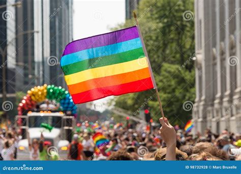 Bandera Gay Del Arco Iris En El Desfile De Orgullo Gay De Montreal Foto De Archivo Editorial