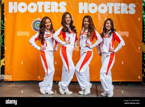 Hooters Girls Hi Res Stock Photography And Images Alamy