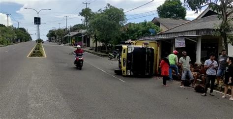 Hindari Mobil Putar Arah Truk Pengangkut Sawit Terguling