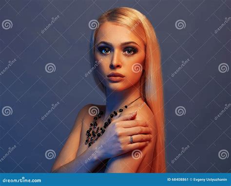 Belle Femme Blonde Sexuelle En Bijoux Image stock Image du blonde coloré 68408861