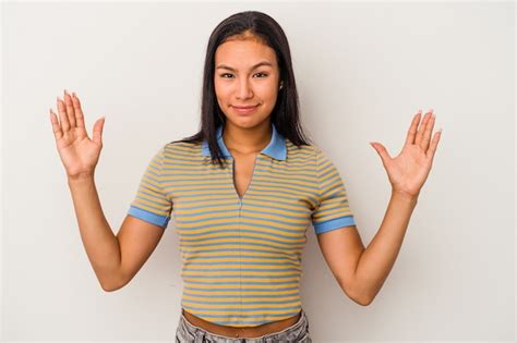 Mujer Latina Joven Aislada Sobre Fondo Blanco Sosteniendo Algo Poco Con Los Dedos Ndices