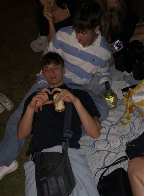 Pin By Qkndjrbdnsns On Quick Saves Best Friend Couples Friendship Photoshoot Cute Gay Couples