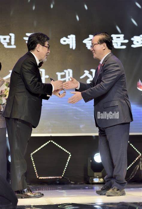 포토뉴스 제6회 대한민국 예술문화 스타대상김일태 문화대상 수상