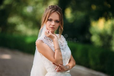 La Belle Blonde Se Marie Portrait D Une Jeune Fille Dans Une Robe De Mariage De Dentelle Photo