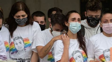 Jovem gay brasileiro é assassinado na Espanha em manifestações país pede justiça VIVA ABC