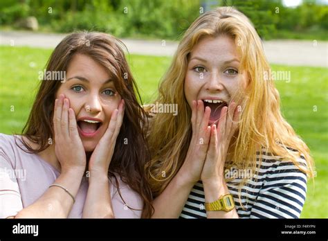 Beautiful blonde girl scream Banque de photographies et dimages à haute résolution Alamy