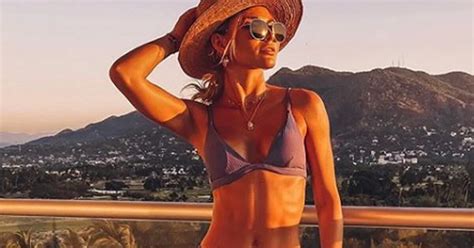 Irina Baeva supera el escándalo en bikini y recargada tras ser excluida de un panel de