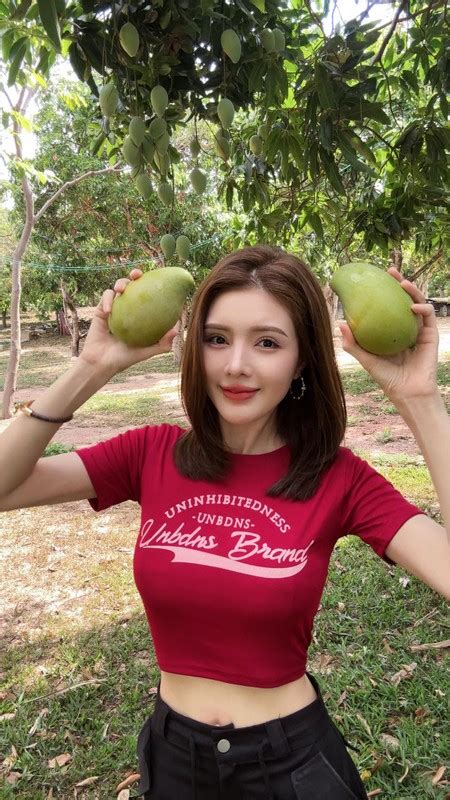 Hot girl búp bê hóa xoài tặc khiến netizen ứa nước miếng