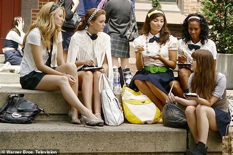 Gossip Girl Reboot Revisits The Famous Stairs Of The Met In New Look At