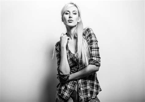 Belle Pose Blonde Sexy De Femme Sur Le Fond De Studio Photo Blanc Noir Image Stock Image Du