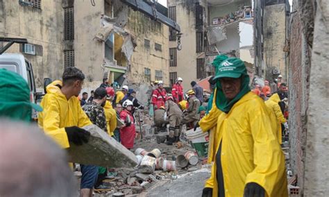 Sobe para três número de mortos no desabamento bombeiros buscam