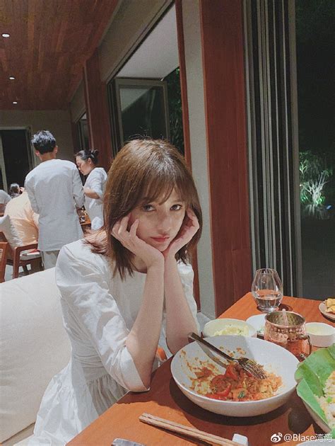 Hot girl 5 ngày 4 đêm dính líu tới sao nam vừa bị bắt vì mua dâm là ai