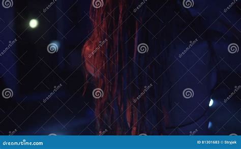 Mujer Atractiva En Bikini En La Piscina En Tiempo De La Tarde Almacen De Video V Deo De Ocio