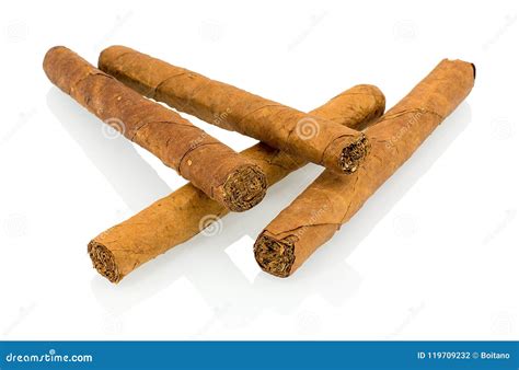 4 сигары стога кубинских изолированной на белом Backround с отражением ...