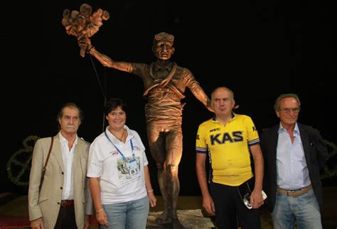 Mondiali La Statua Di Bartali Al Mandela Forum La Repubblica