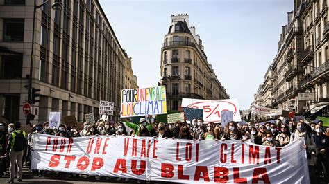 Plusieurs Dizaines De Milliers De Manifestants D Filent Dans Toute La