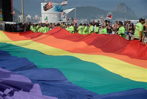 Câmara aprova projeto de lei que proíbe crianças em parada gay Metrópoles