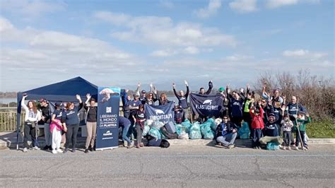 Raccolti Chili Di Rifiuti Sulla Spiaggia Di Latina Da Plastic Free